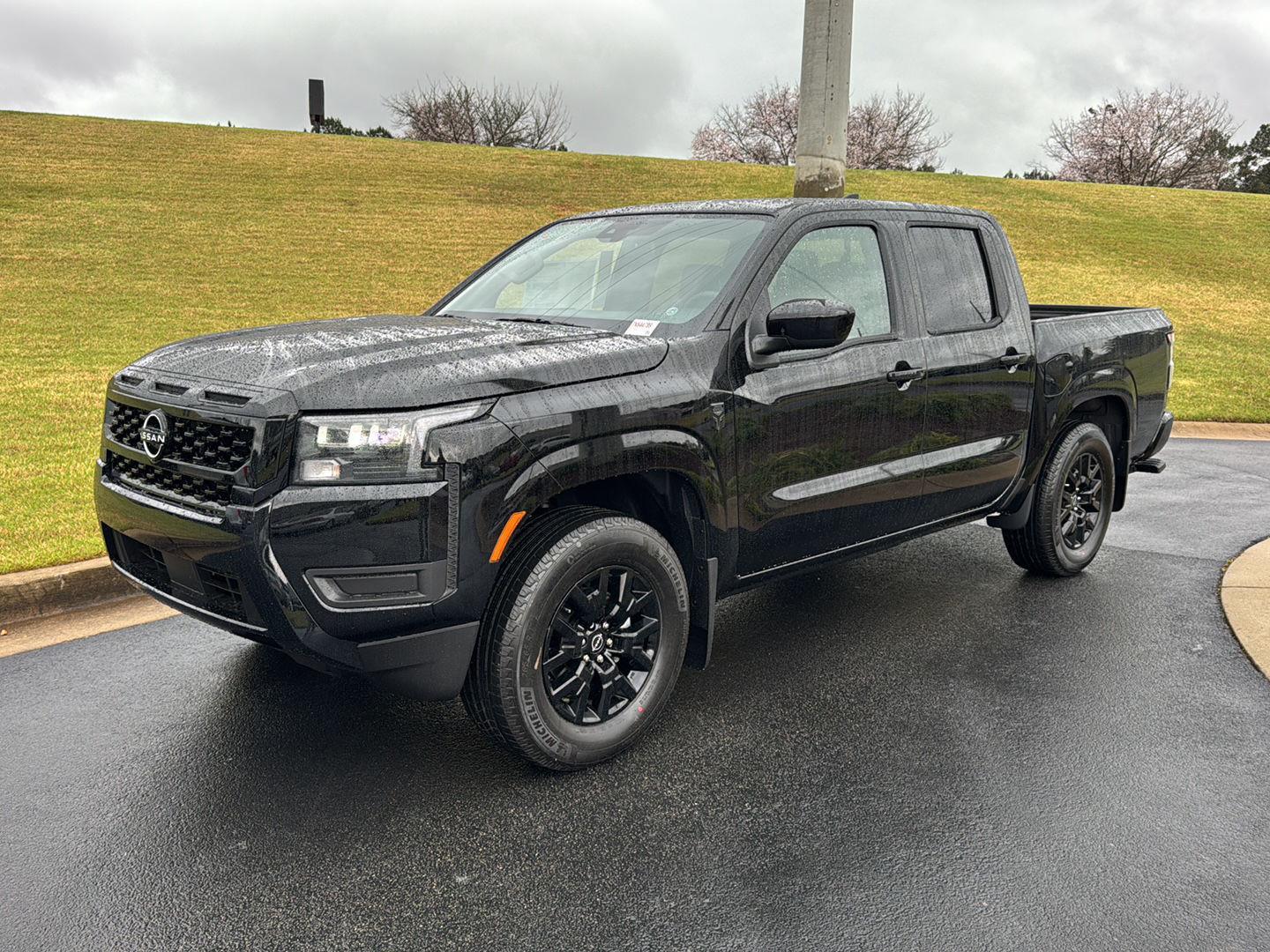 2026 Nissan Frontier SV Image 2 of 32