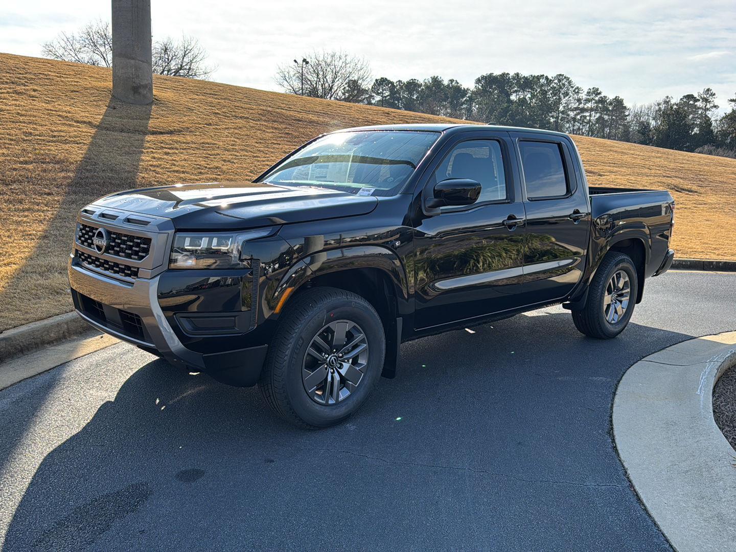 2026 Nissan Frontier SV Image 2 of 32