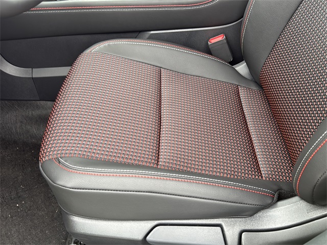 2026 Nissan Kicks SR Image 13 of 32