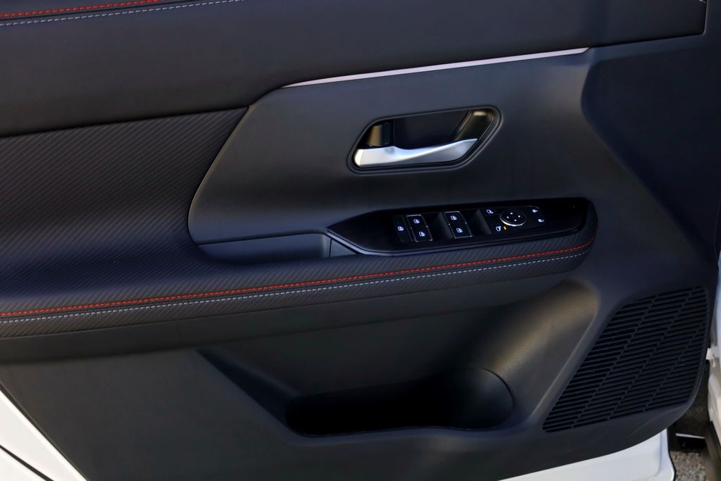 2026 Nissan Kicks SR Image 19 of 21