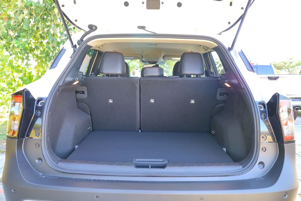 2026 Nissan Kicks SR Image 7 of 21
