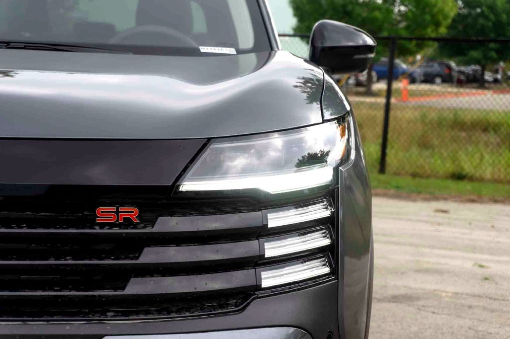 2026 Nissan Kicks SR Image 2 of 20