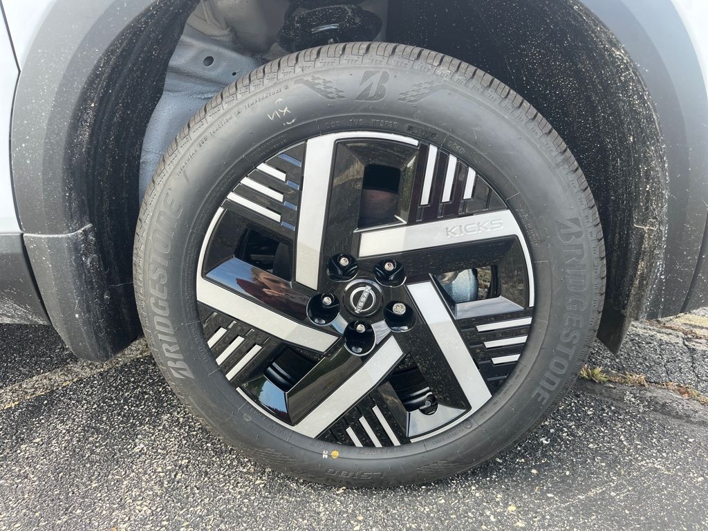 2026 Nissan Kicks SV Image 12 of 32