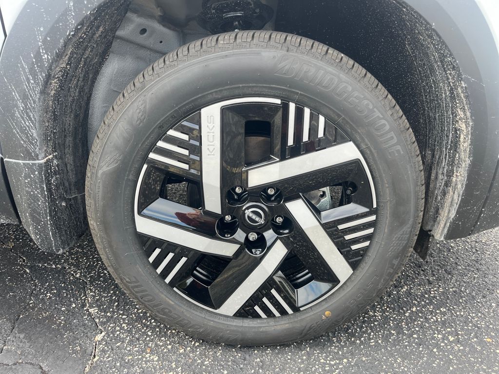 2026 Nissan Kicks SV Image 10 of 32