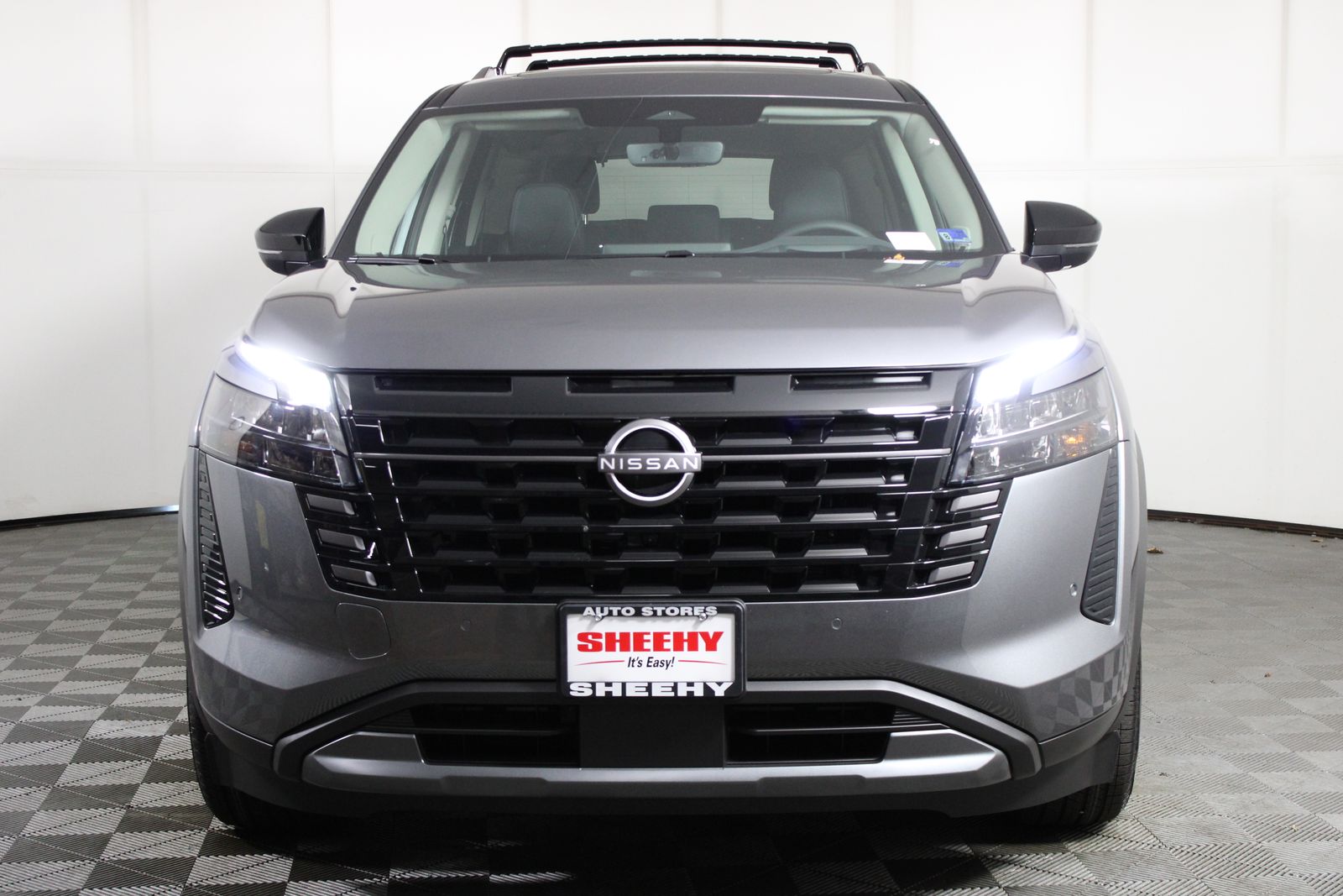 2026 Nissan Pathfinder Platinum Image 2 of 23