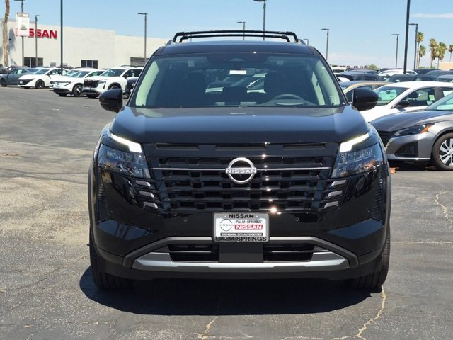 2026 Nissan Pathfinder Platinum Image 2 of 19