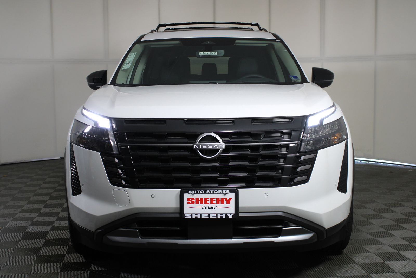 2026 Nissan Pathfinder Platinum Image 2 of 28