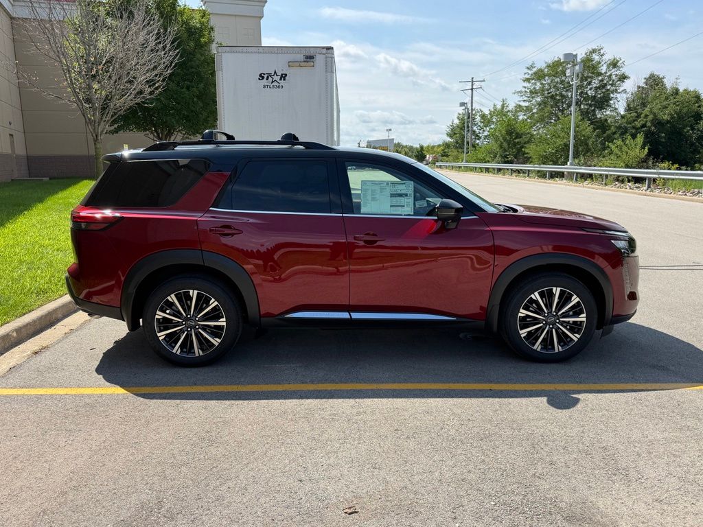 2026 Nissan Pathfinder Platinum Image 3 of 28