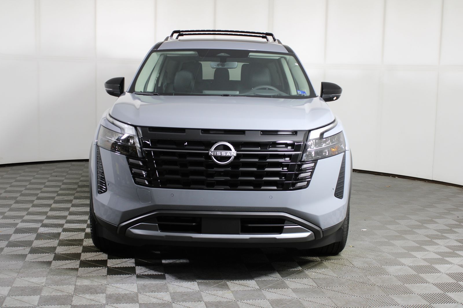 2026 Nissan Pathfinder Platinum Image 2 of 34