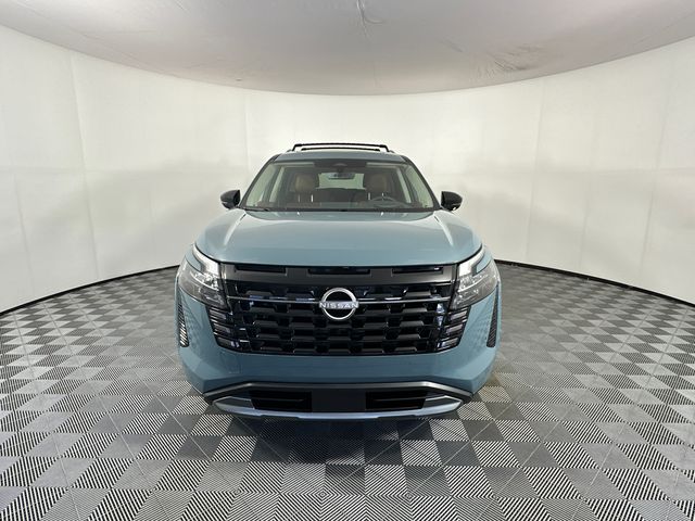 2026 Nissan Pathfinder Platinum Image 2 of 33