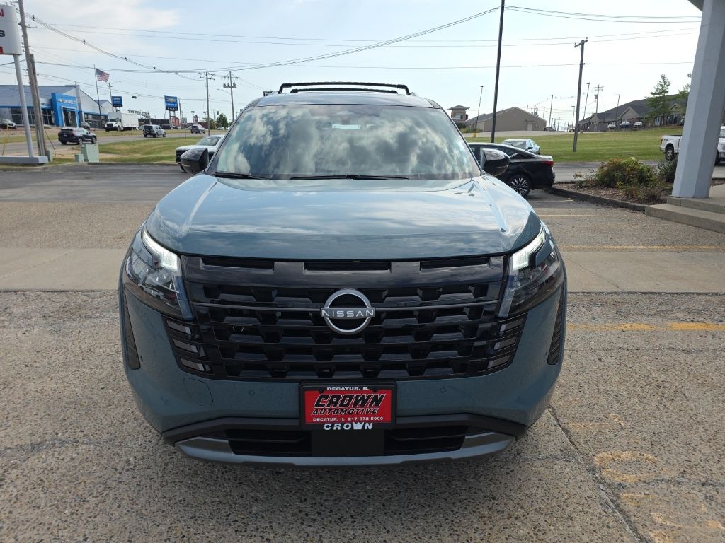 2026 Nissan Pathfinder Platinum Image 2 of 30