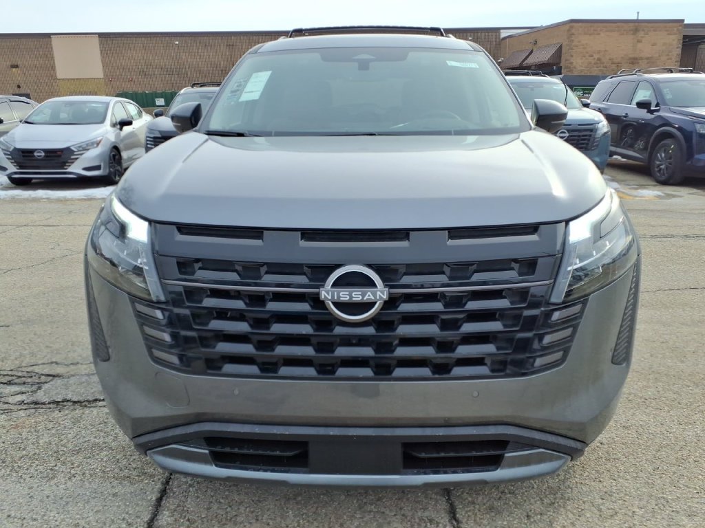 2026 Nissan Pathfinder Platinum Image 2 of 32