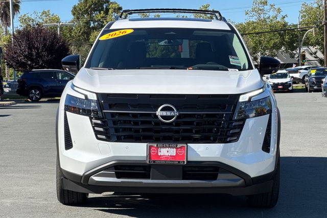 2026 Nissan Pathfinder Platinum Image 2 of 34