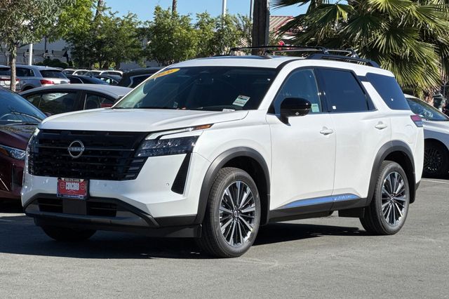 2026 Nissan Pathfinder Platinum Image 1 of 34