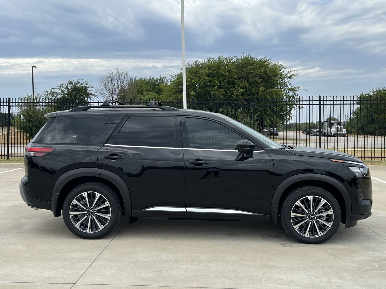 2026 Nissan Pathfinder Platinum Image 3 of 16