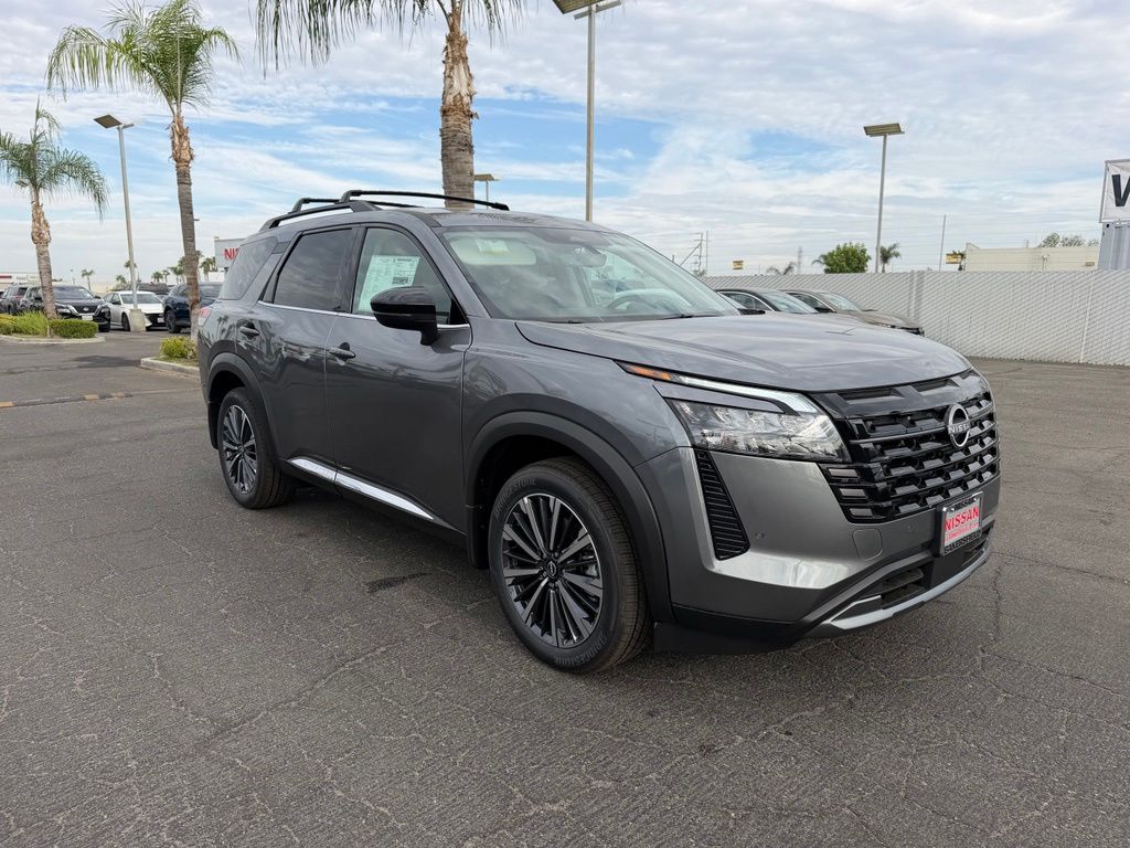 2026 Nissan Pathfinder Platinum Image 2 of 34