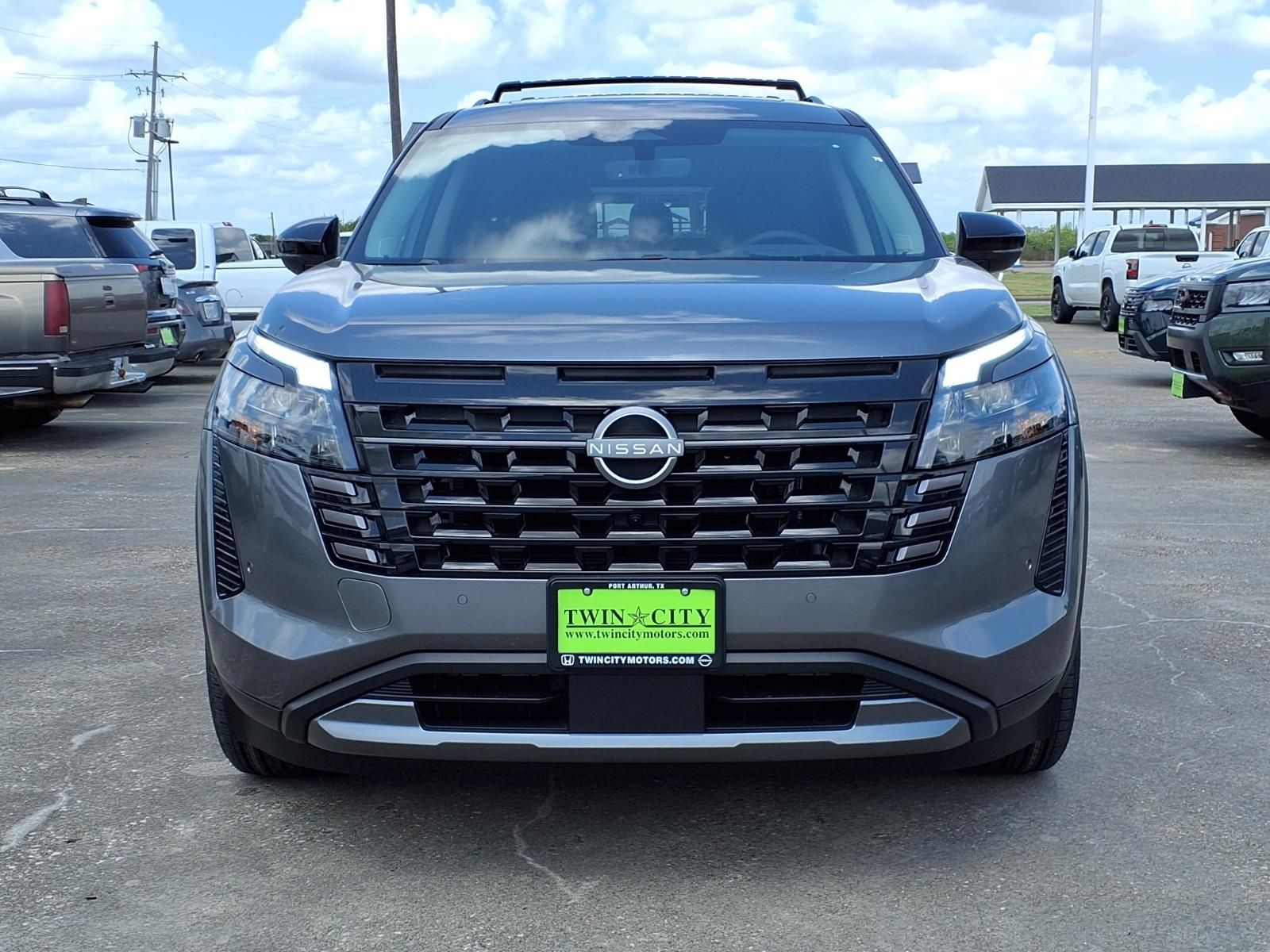 2026 Nissan Pathfinder Platinum Image 2 of 25