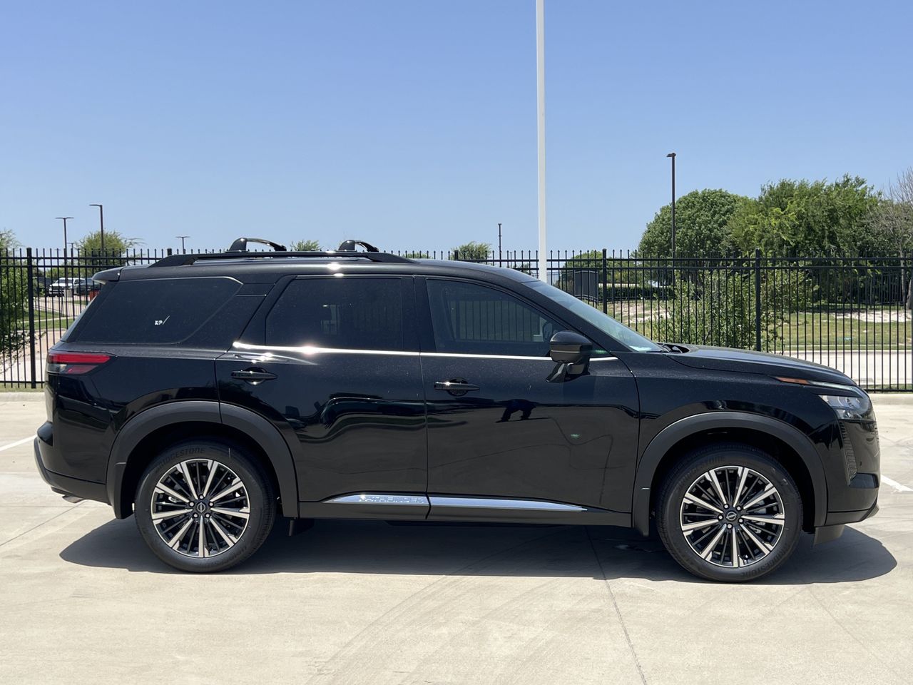 2026 Nissan Pathfinder Platinum Image 3 of 16