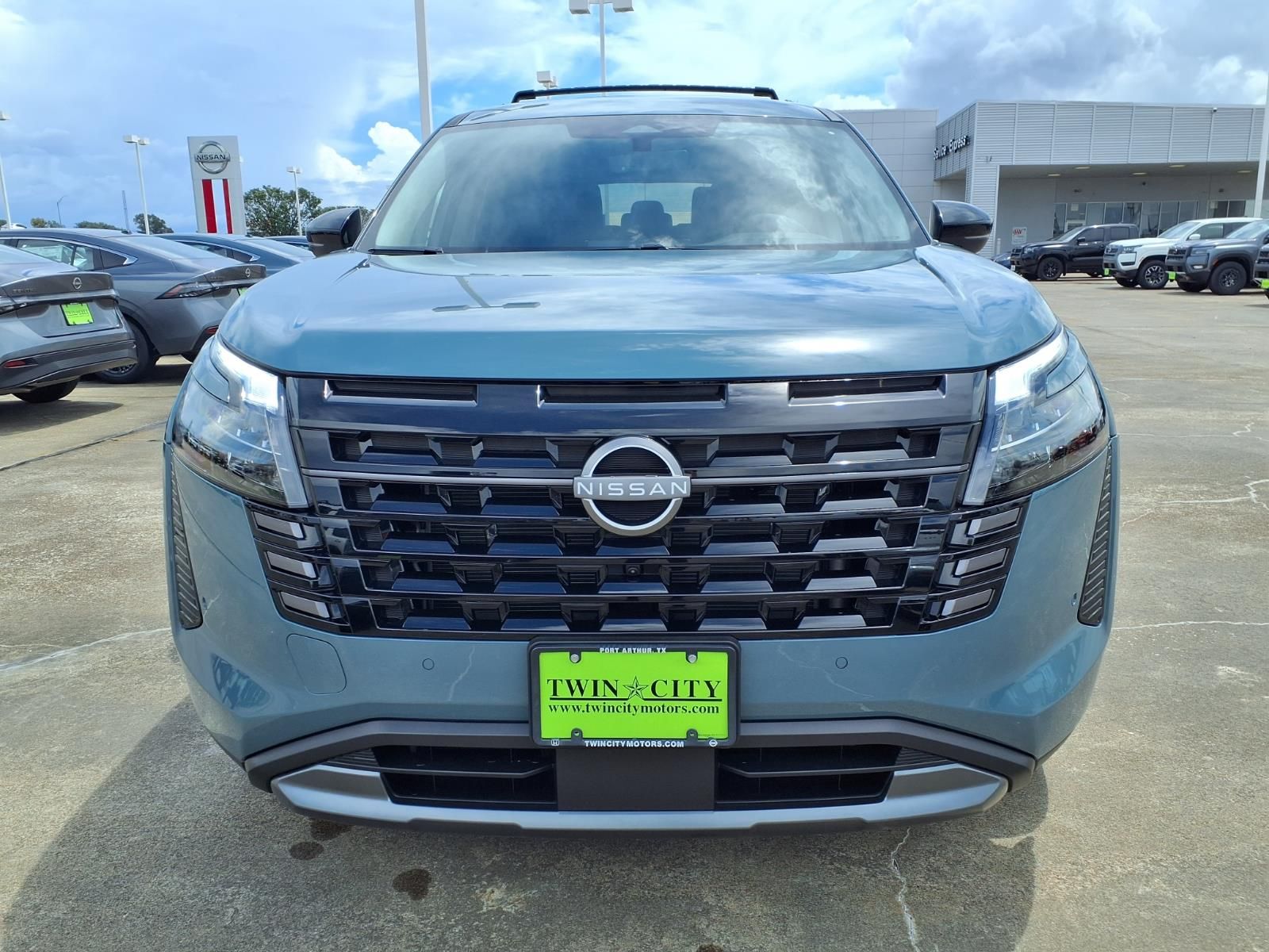 2026 Nissan Pathfinder SL Image 2 of 28