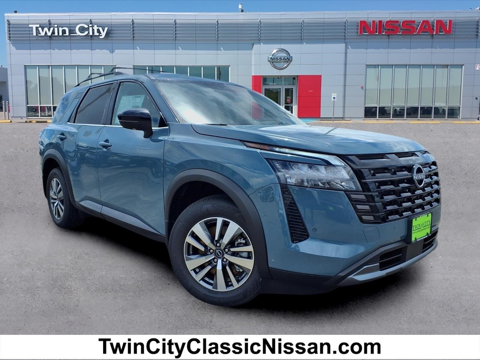 2026 Nissan Pathfinder SL Image 3 of 28