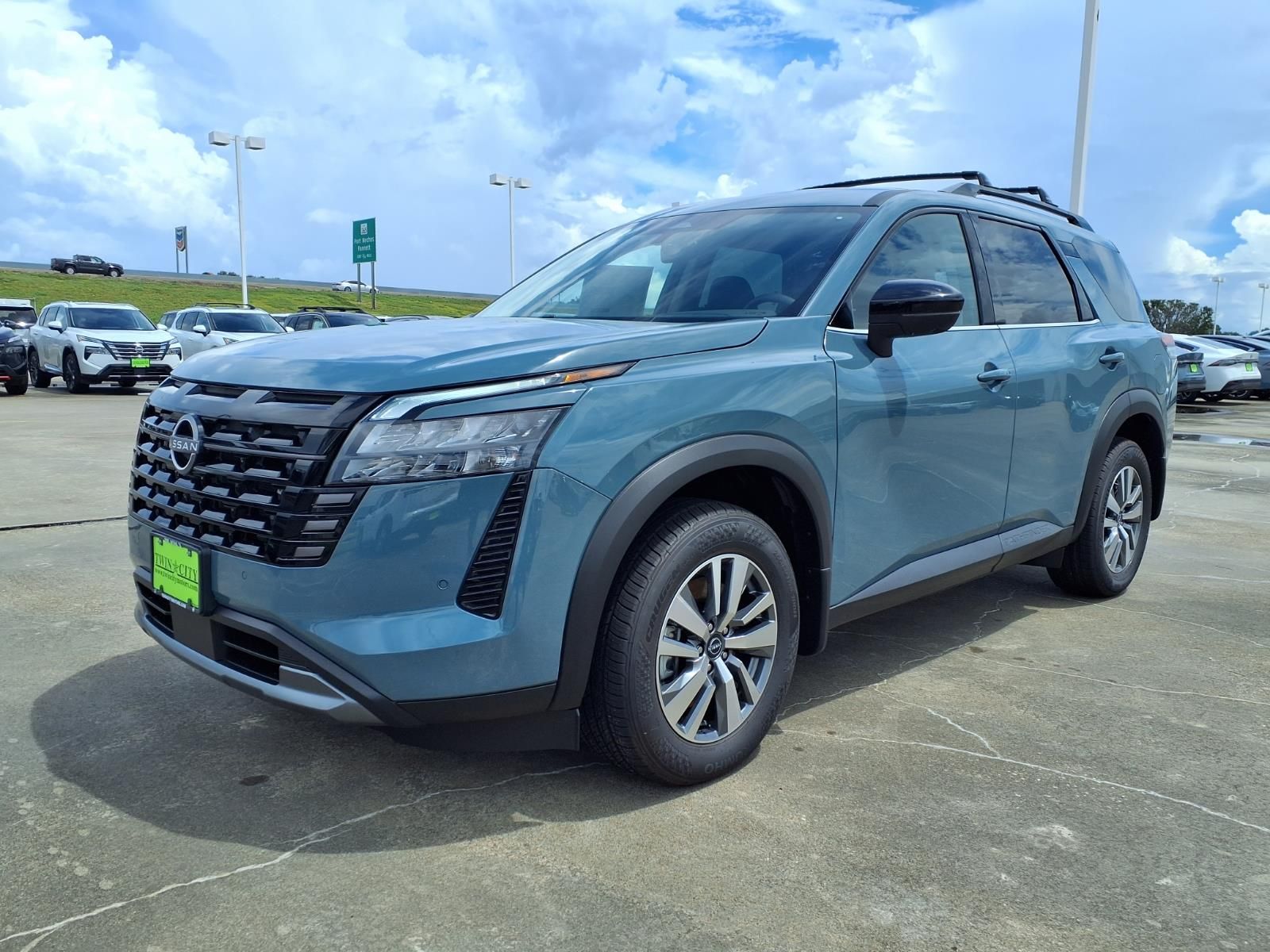 2026 Nissan Pathfinder SL Image 1 of 28
