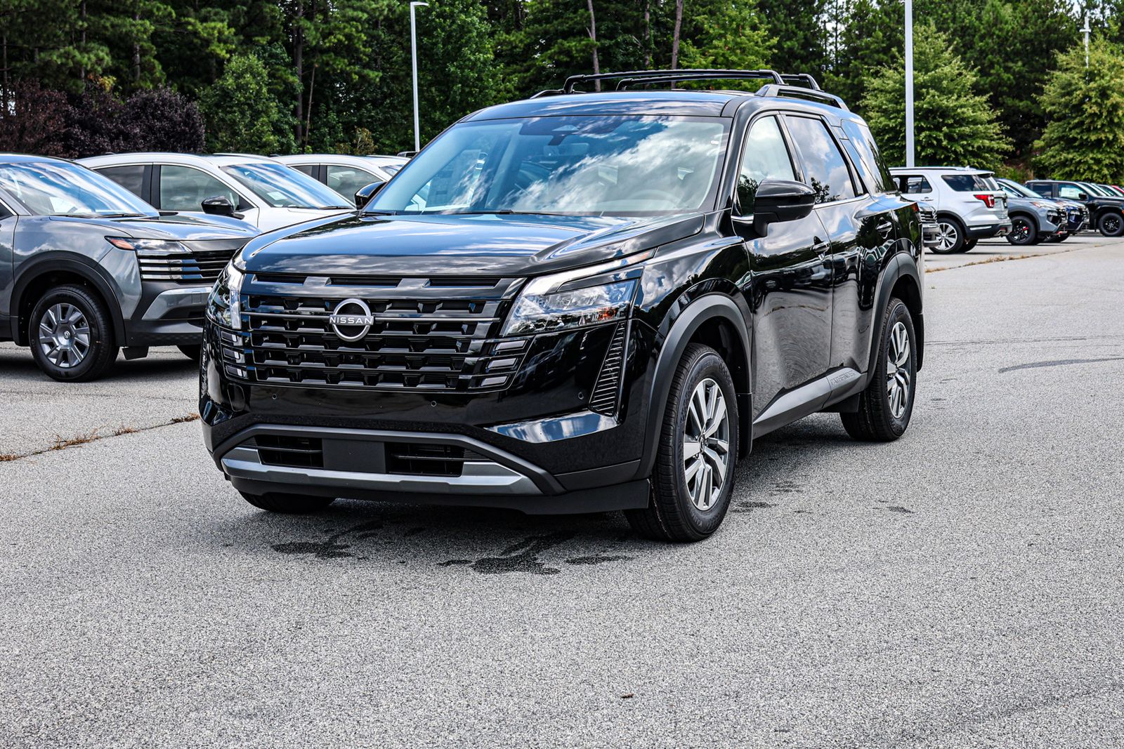 2026 Nissan Pathfinder SL Image 3 of 24