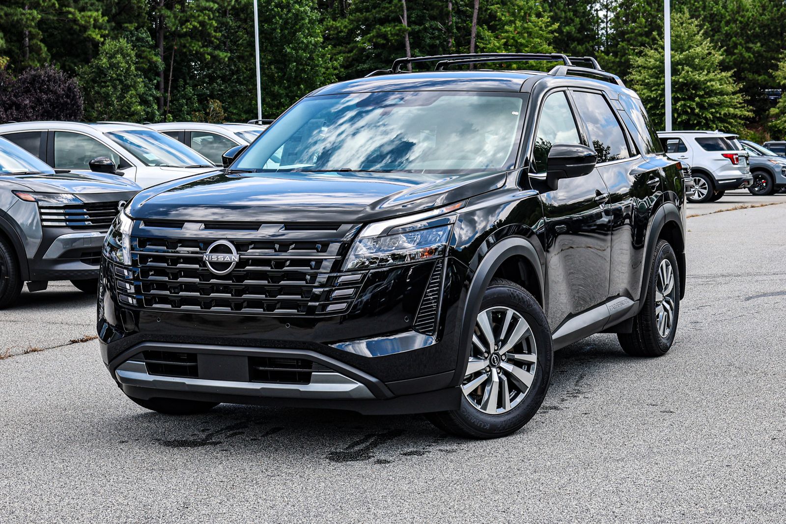 2026 Nissan Pathfinder SL Image 2 of 24