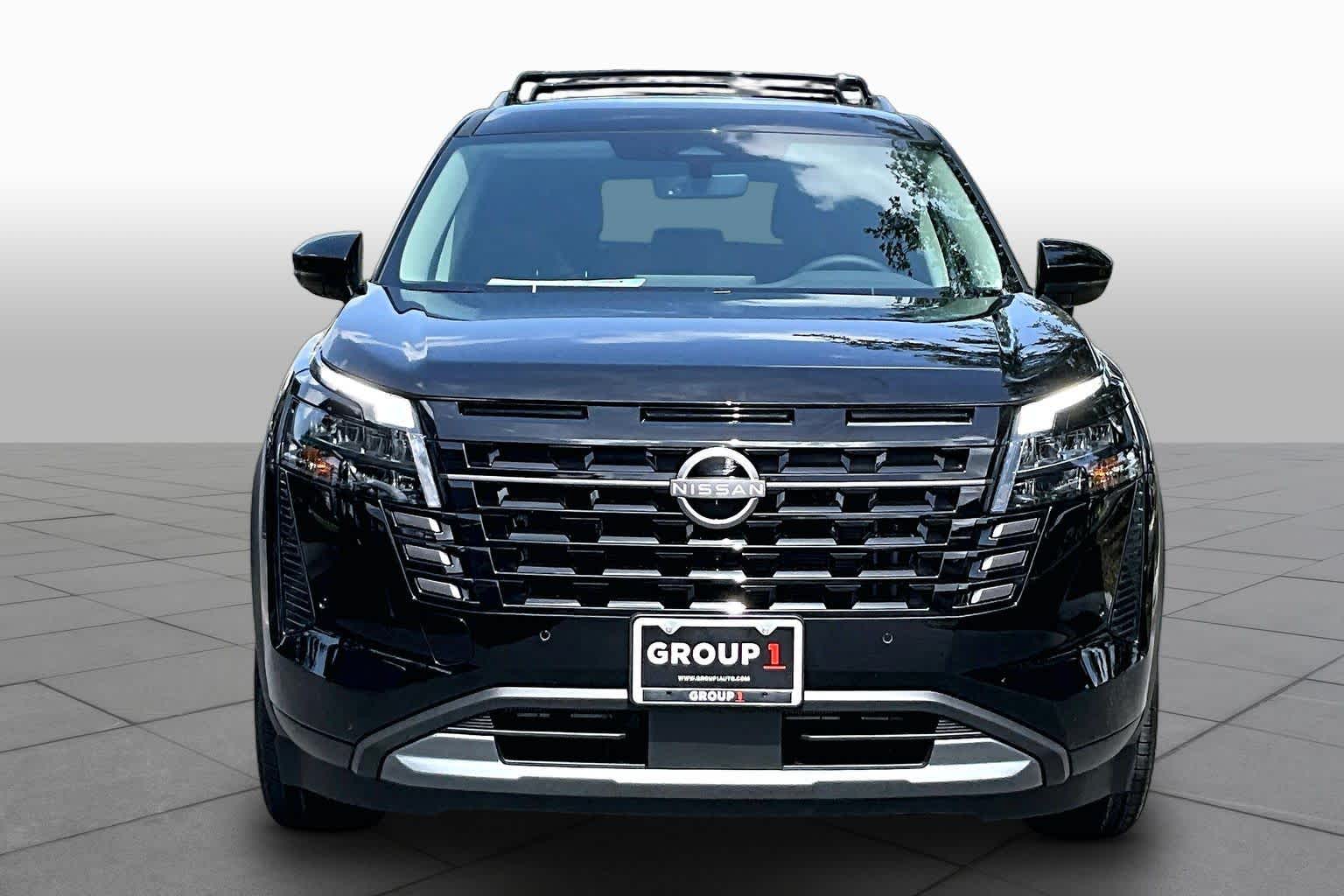 2026 Nissan Pathfinder SL Image 2 of 18
