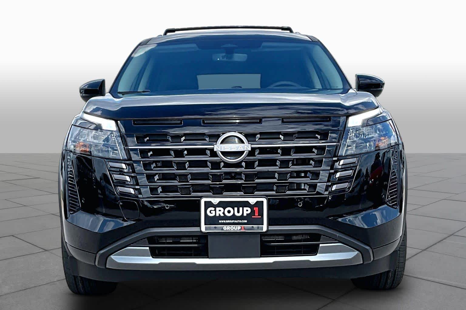 2026 Nissan Pathfinder SL Image 2 of 18