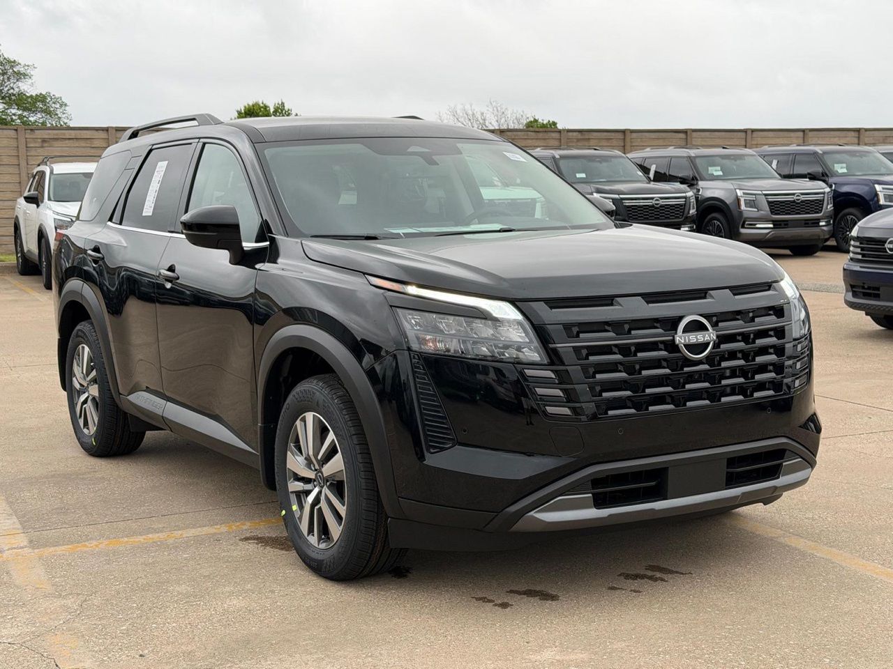 2026 Nissan Pathfinder SL Image 2 of 23