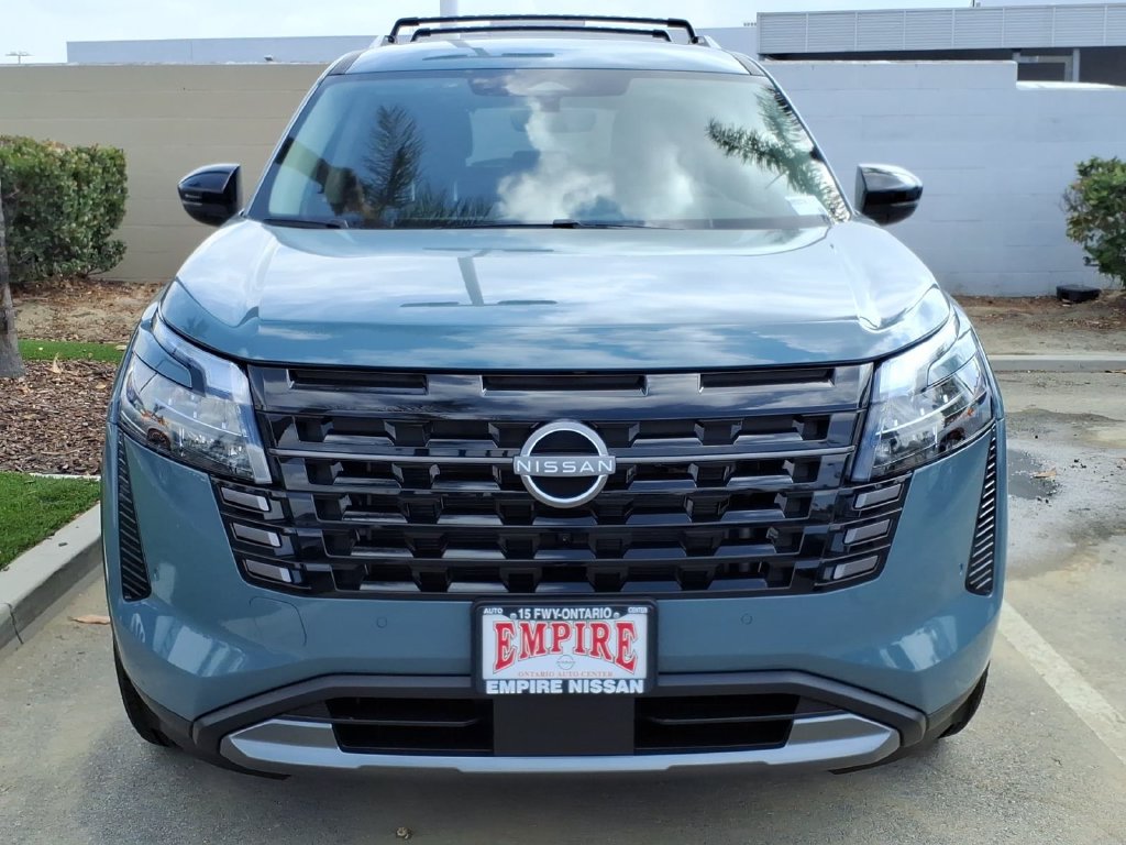 2026 Nissan Pathfinder SL Image 2 of 18