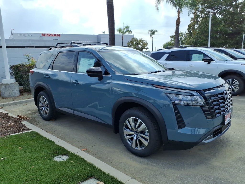 2026 Nissan Pathfinder SL Image 3 of 18
