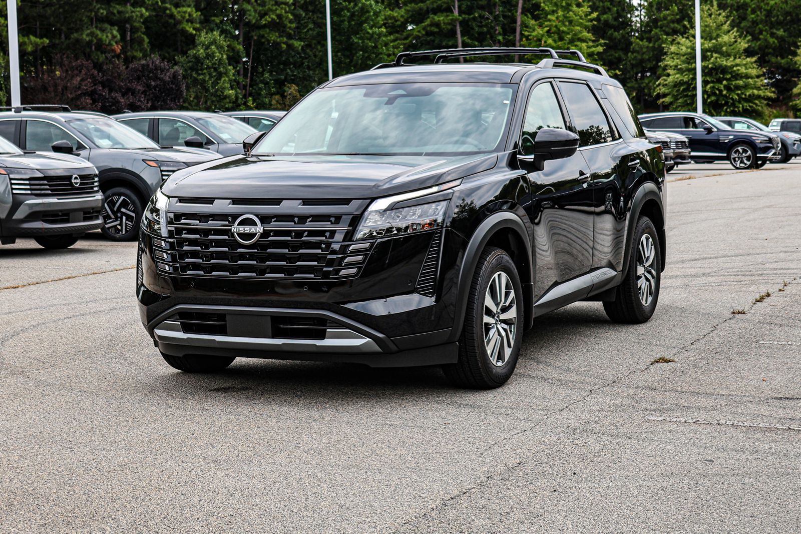 2026 Nissan Pathfinder SL Image 2 of 23