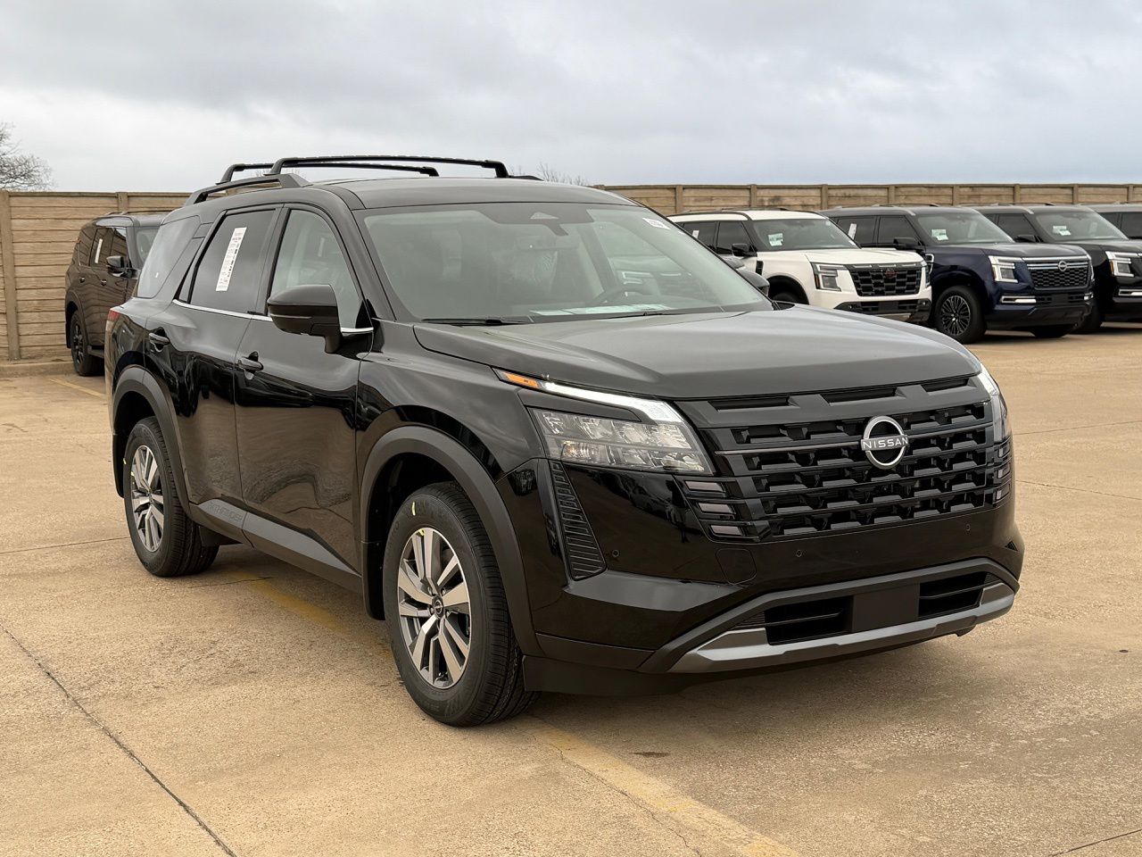 2026 Nissan Pathfinder SL Image 2 of 20