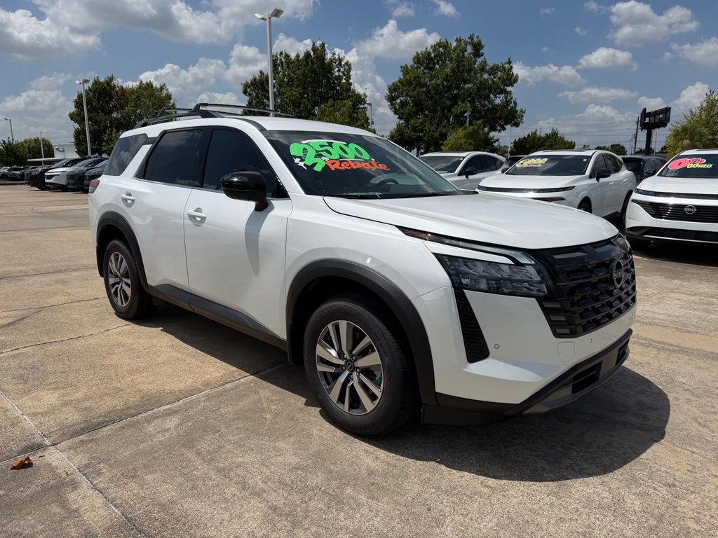 2026 Nissan Pathfinder SL Image 3 of 24