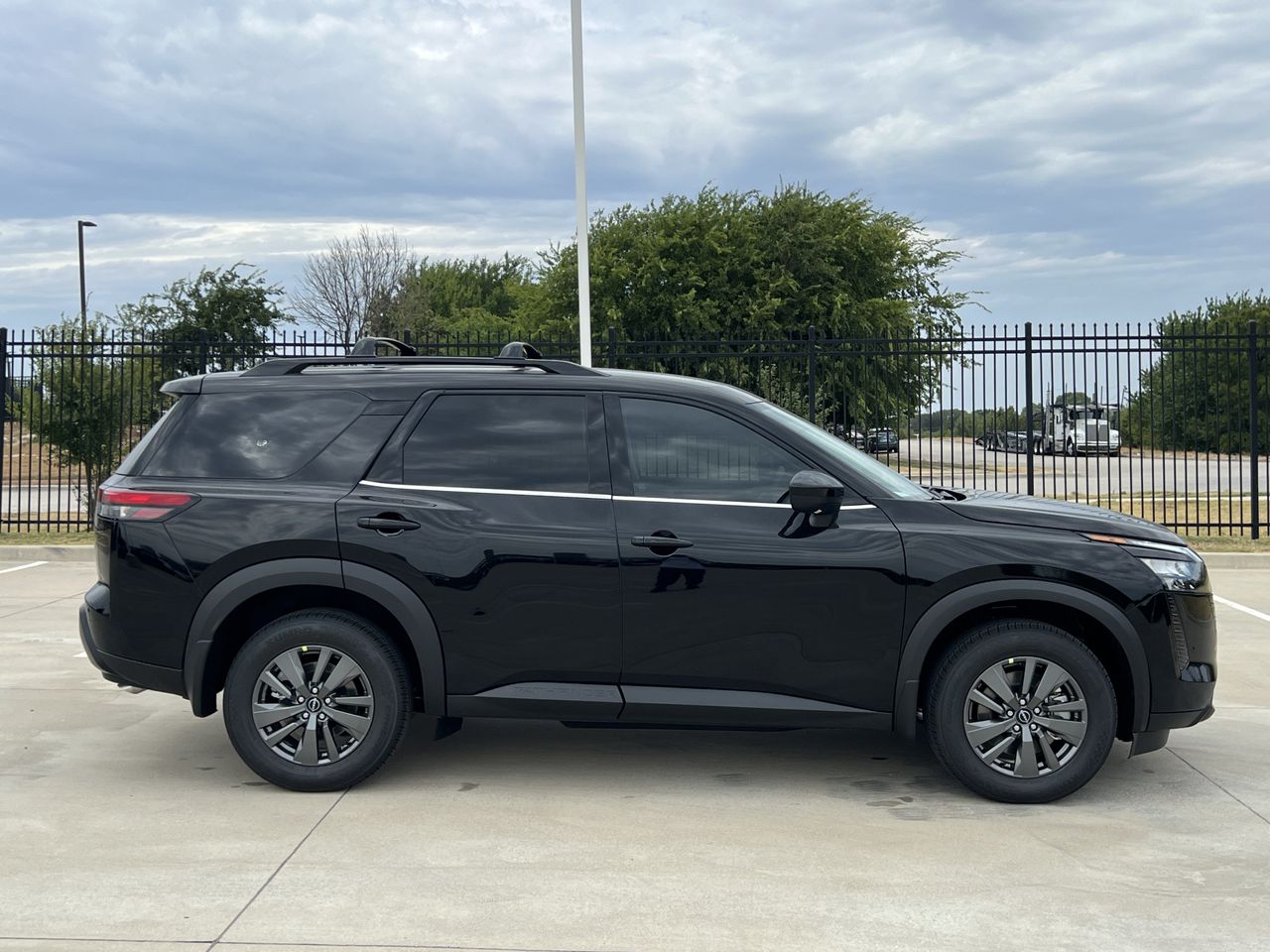 2026 Nissan Pathfinder SV Image 3 of 17