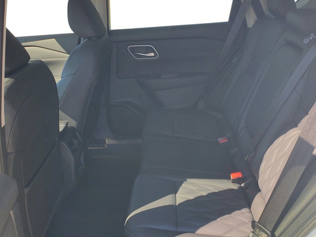 2026 Nissan Rogue Platinum Image 9 of 21