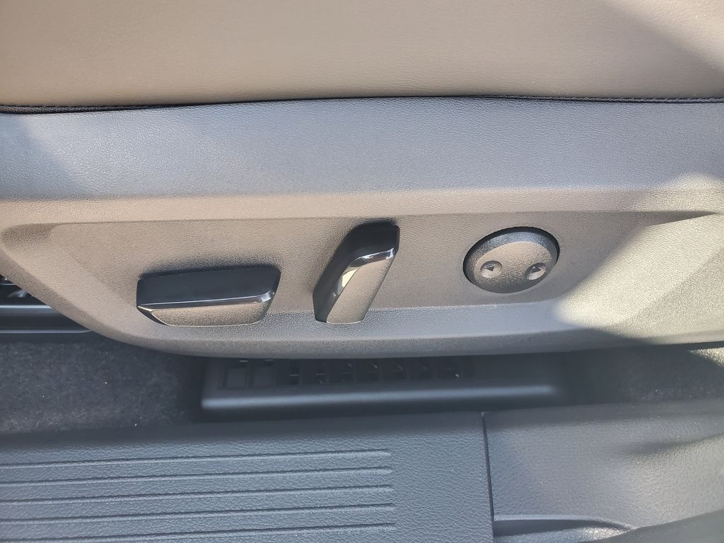 2026 Nissan Rogue Platinum Image 14 of 21