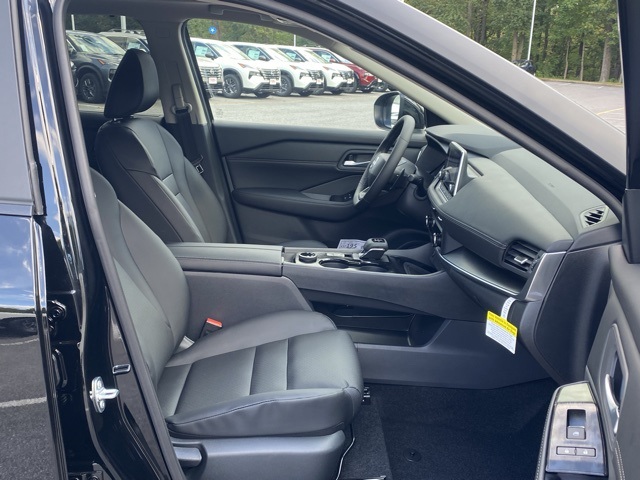 2026 Nissan Rogue SV Image 13 of 37