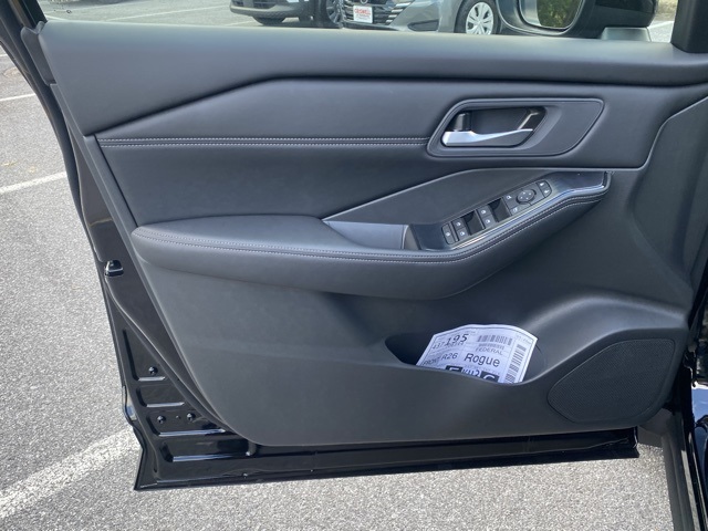 2026 Nissan Rogue SV Image 27 of 37