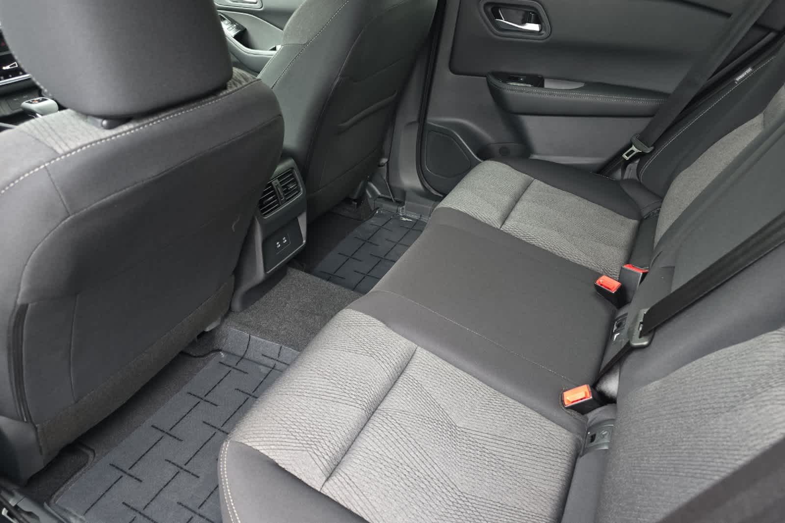 2026 Nissan Rogue SV Image 12 of 27