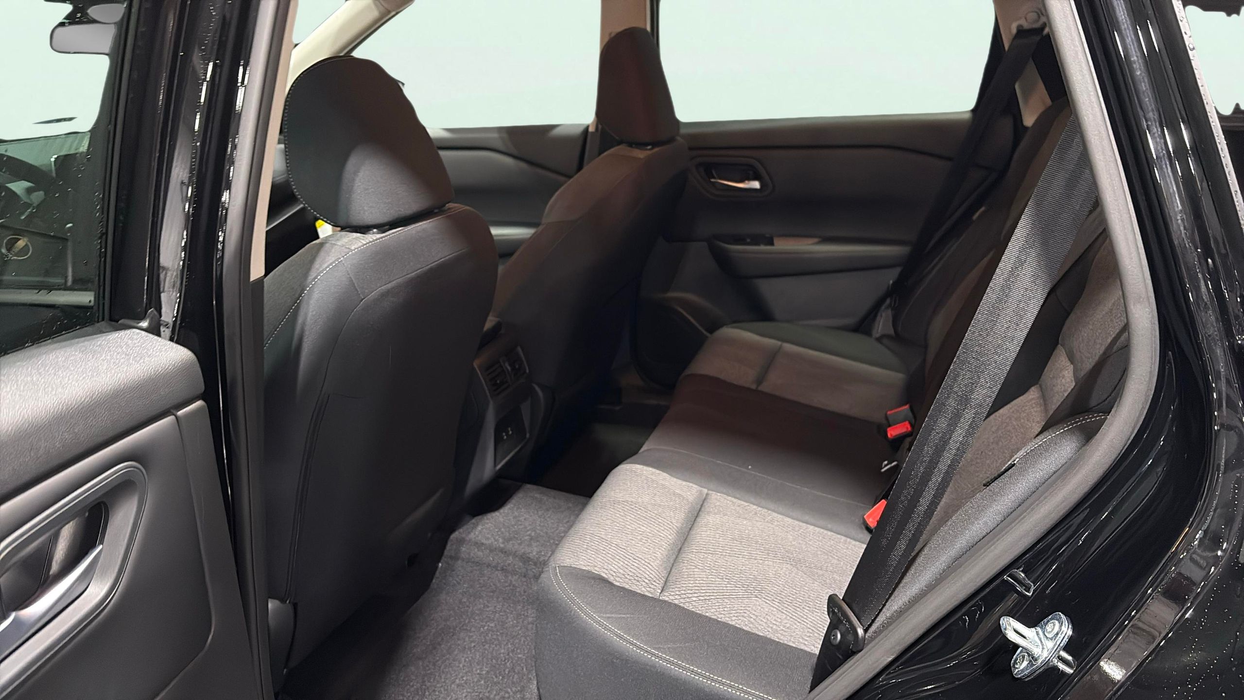 2026 Nissan Rogue SV Image 8 of 19