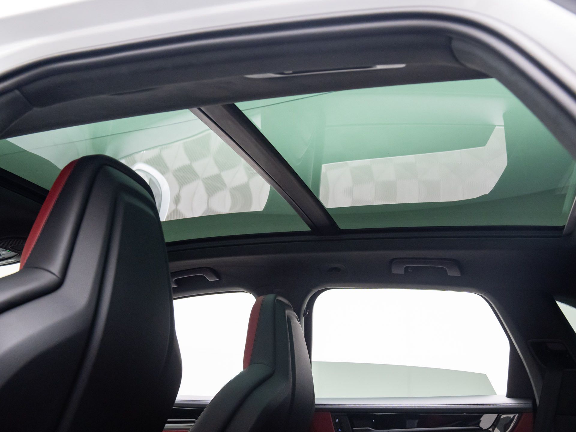 2026 Porsche Cayenne GTS Image 18 of 37