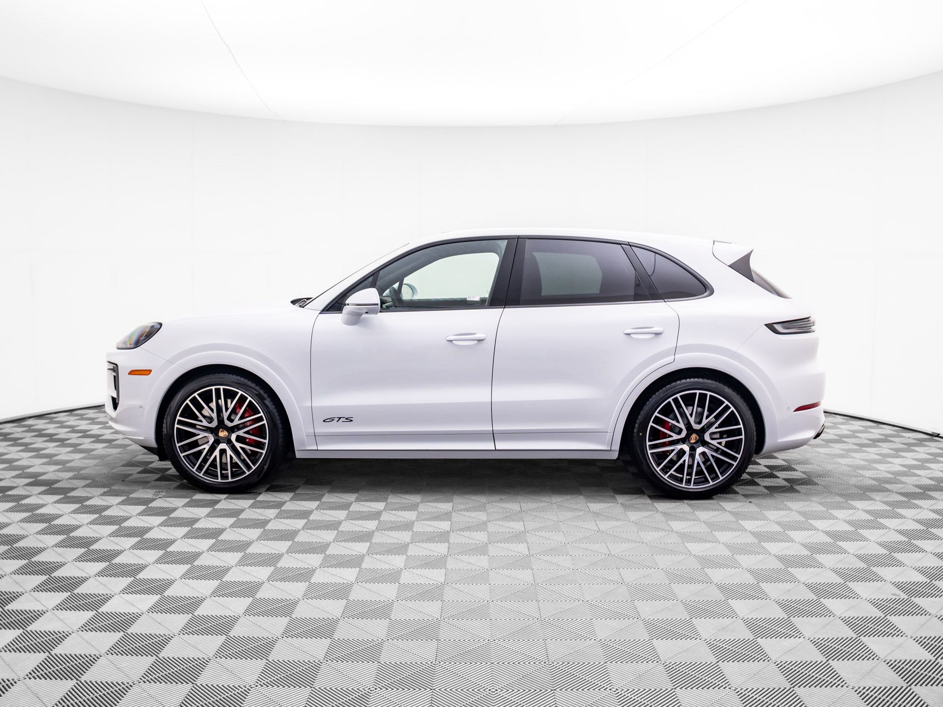 2026 Porsche Cayenne GTS Image 10 of 37