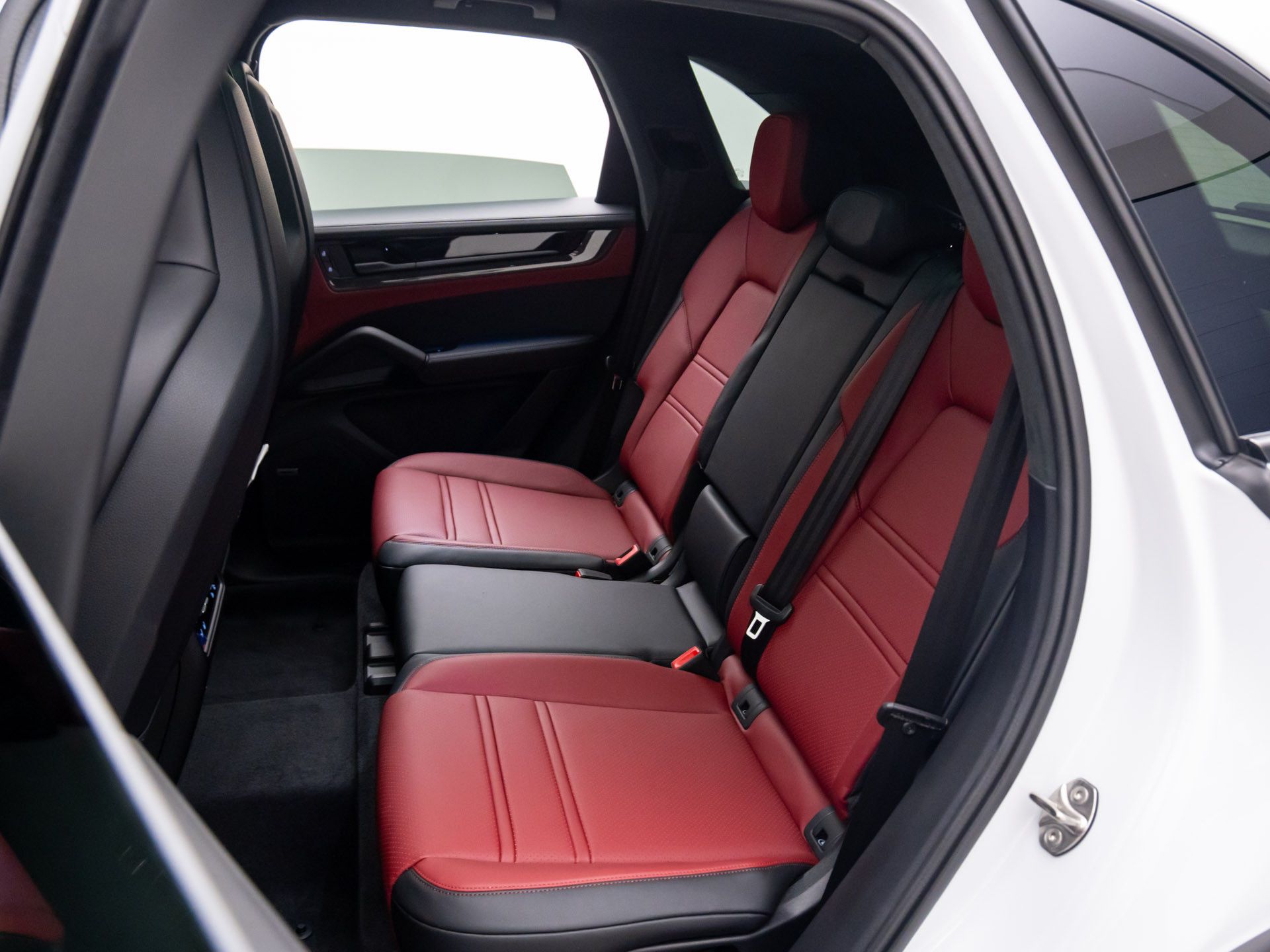 2026 Porsche Cayenne GTS Image 15 of 37