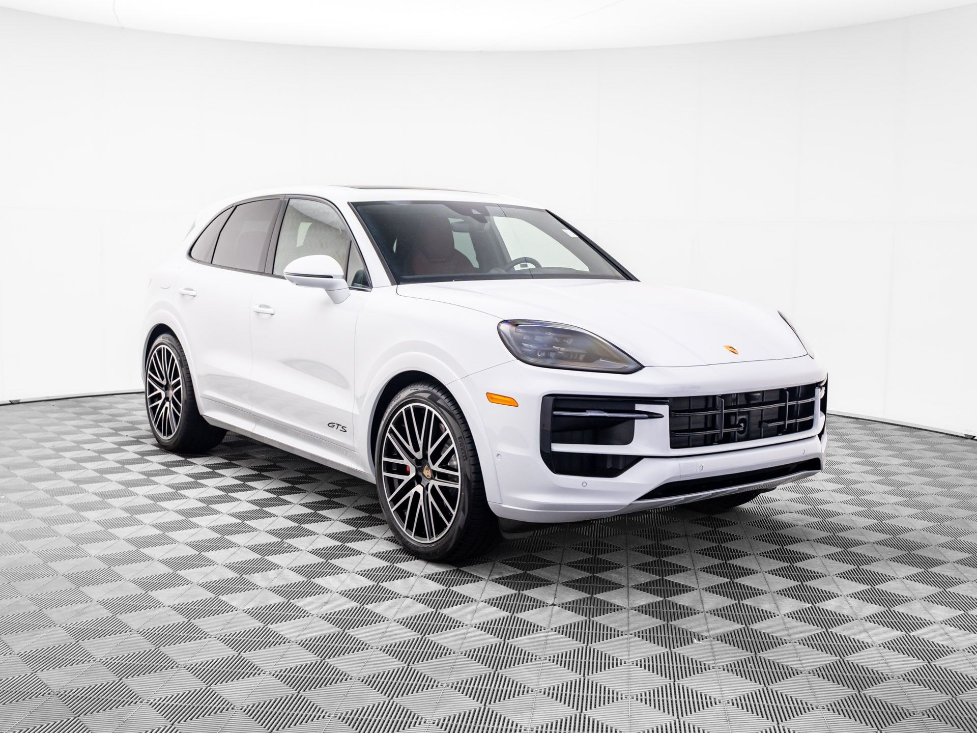 2026 Porsche Cayenne GTS Image 4 of 37