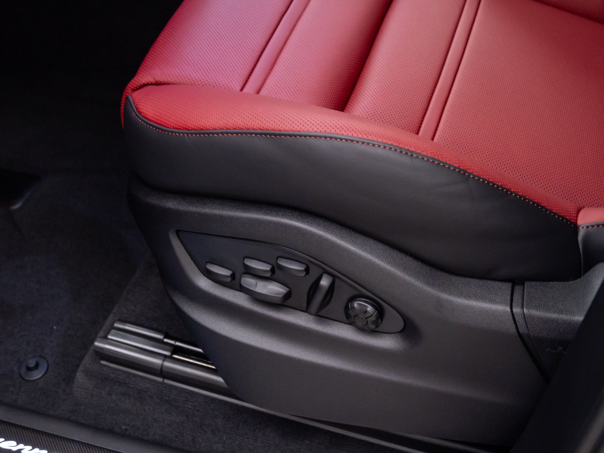 2026 Porsche Cayenne GTS Image 28 of 37