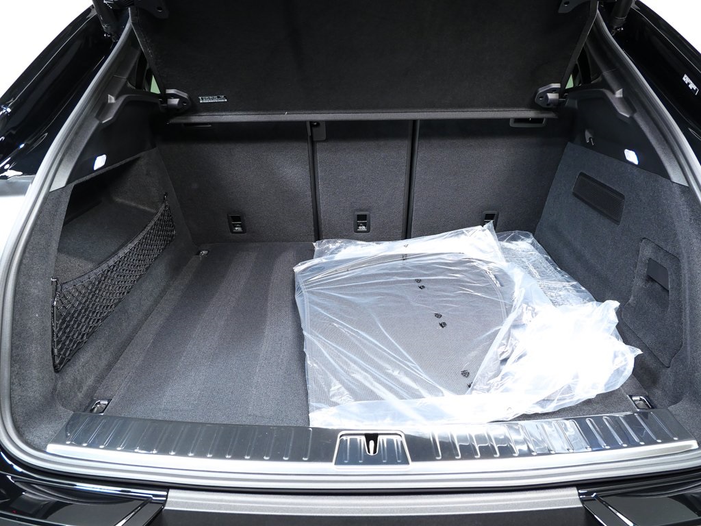 2026 Porsche Cayenne Base Image 13 of 40