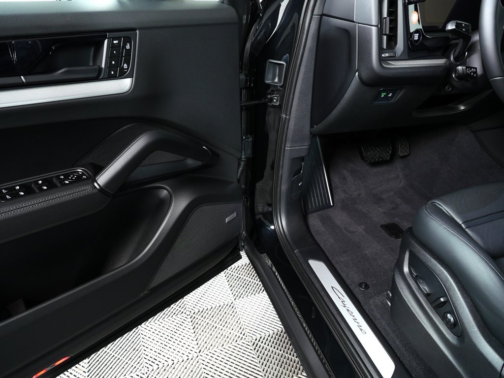 2026 Porsche Cayenne Base Image 19 of 40
