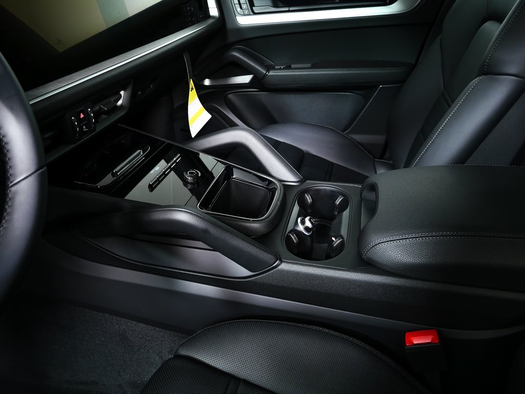 2026 Porsche Cayenne Base Image 32 of 40
